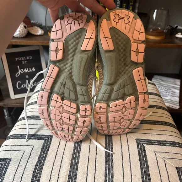 Women’s Under Armour tennis shoes - Picture 9 of 9